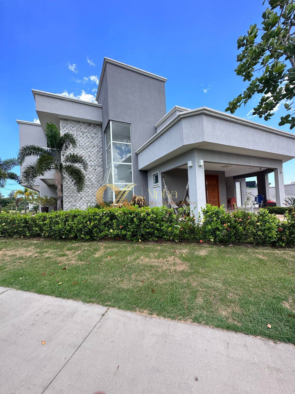 Casa à venda com 4 quartos, 260m² - Foto 1