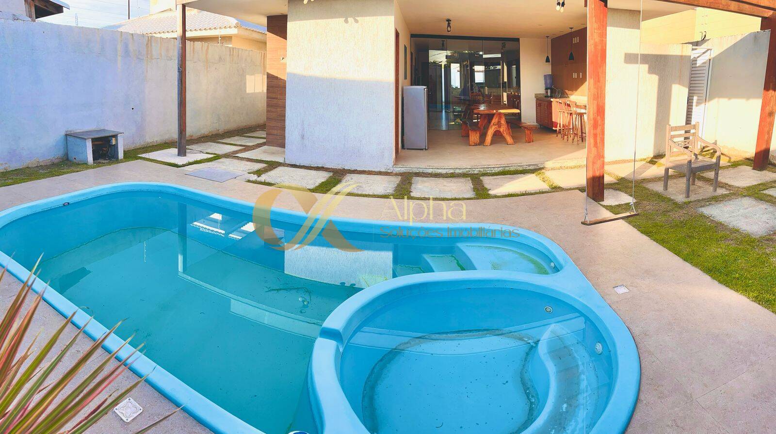 Casa à venda com 3 quartos, 122m² - Foto 1