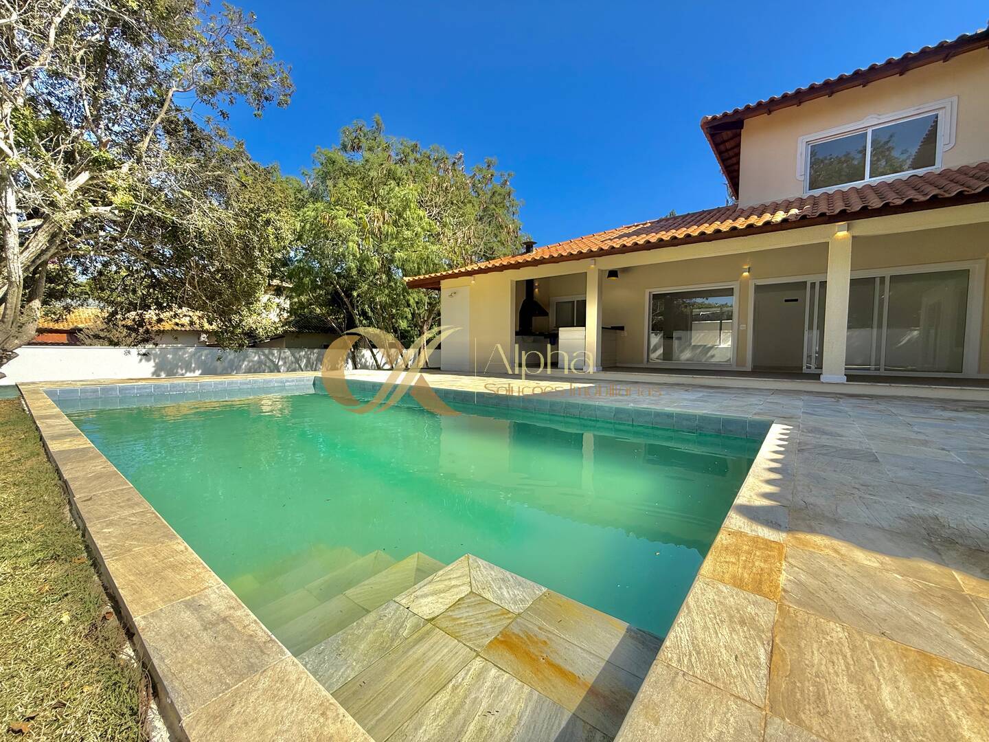 Casa à venda com 4 quartos, 270m² - Foto 1