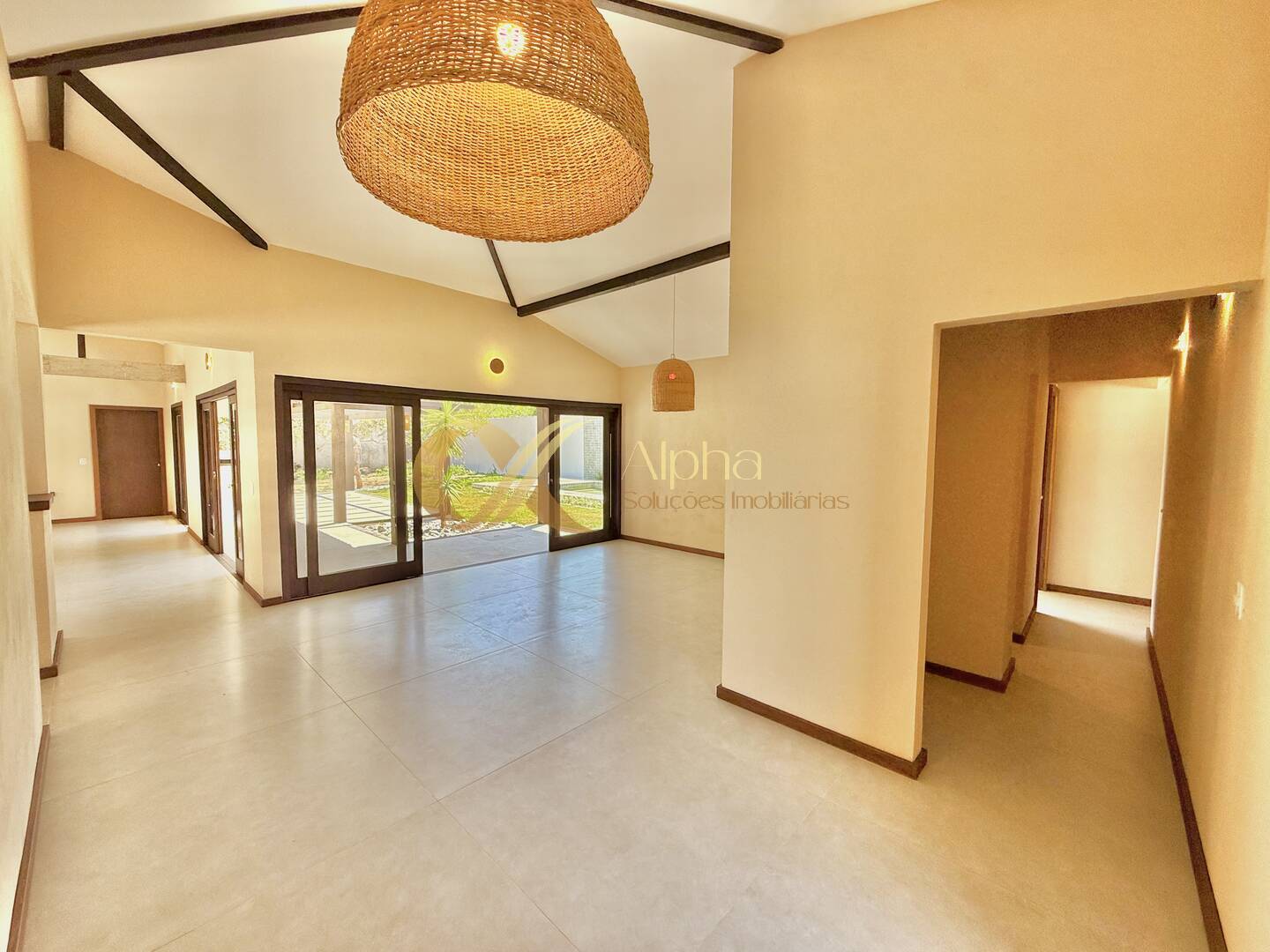 Casa à venda com 4 quartos, 242m² - Foto 1